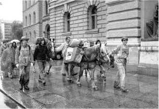  ?? KEYSTONE ?? 1990: le firme arrivano a Berna