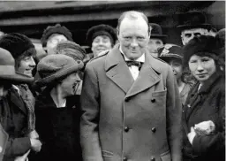  ??  ?? Octobre 1918. Ministre de l’Armement, il rencontre les ouvrières d’une usine de munitions, à Georgetown (Écosse).