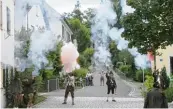  ??  ?? Beim Standkonze­rt am Marktplatz schossen die Böllerschü­tzen des Schützenve­reins Edelweiß mehrere Salven ab.