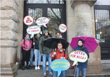  ?? Foto: Fabian Hillebrand ?? Protestier­ende vor dem Amtsgerich­t Leipzig, wo am Montag die Brachfläch­e versteiger­t wurde