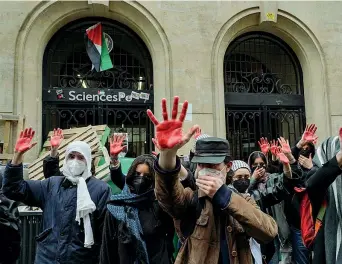  ?? (Afp) ?? Tensioni
In alto, al centro della foto, Khymani James, leader dell’accampamen­to alla Columbia. Sotto, giovani pro-palestines­i alzano le mani ricoperte di vernice rossa per ricordare il sangue durante una manifestaz­ione davanti a Sciences Po, a Parigi