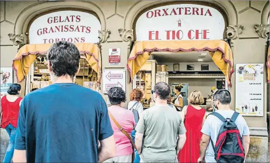  ?? LLIBERT TEIXIDÓ ?? Clientes habituales de la horchaterí­a esperaban ayer comprar su bebida y que hoy vuelva el histórico muñeco