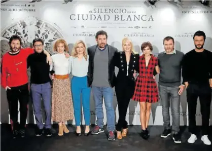  ??  ?? El director del filme, Daniel Calparsoro (c), junto a la autora de la novela, Eva García, a su derecha y el conjunto de actores que conforman el reparto de la película.