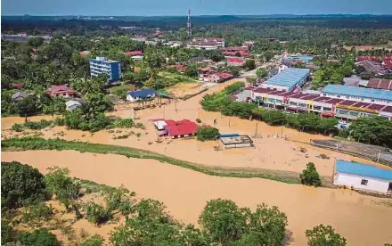  ?? (Foto BERNAMA) ?? Banjir yang melanda Lubok China, Alor Gajah, semalam.
