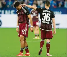  ?? Foto: Bernd Thissen, dpa ?? Can Uzun und Lukas Schleimer vom 1. FC Nürnberg kassierten auf Schalke eine Niederlage.