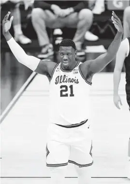  ?? JOHN J. KIM / CHICAGO TRIBUNE ?? Illinois center Kofi Cockburn acknowledg­es fans in the final seconds of the Big Ten Tournament semifinal game against Iowa on March 13.