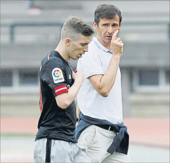  ?? FOTO: MIREYA LÓPEZ ?? Charla entre navarros Iker Muniain habla con Kuko Ziganda ayer durante el último partido del de Larrainzar como entrenador rojiblanco