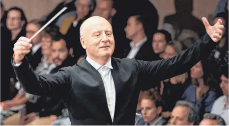  ?? FOTO: GAETAN BALLY ?? Der estnische Dirigent Paavo Järvi erweist sich bei seinem Einstand in Zürich als souveräner Koordinato­r.