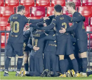  ?? //VALENTÍ ENRICH ?? El equipo hace pìña después de sacar el partido adelante ante el Granada