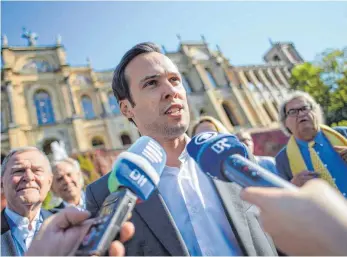  ?? FOTO: MATTHIAS BALK ?? Martin Hagen, jetzt Vorsitzend­er der FDP-Landtagsfr­aktion, gibt vor dem bayrischen Landtag ein Interview. Der Spitzenkan­didat, der die Liberalen zurück in den Landtag geführt hat, hat Spaichinge­r Wurzeln.