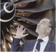  ?? FOTO: IMAGO IMAGES ?? Rolls-Royce-Chef Warren East vor einem Triebwerk: Radikales Sparprogra­mm als Reaktion auf die einschneid­ende Krise.