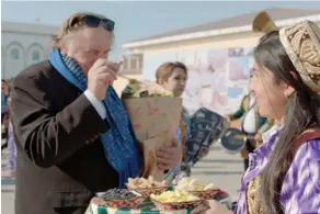  ??  ?? Citoyen du monde. Sur un marché d’Ouzbékista­n, sur le tournage de
« Mon rêve ouzbek ». « Quand je reviens [en France], je suis stupéfait par le vide qui règne. Dans les rues, dans les regards, dans les esprits », écrit Depardieu.