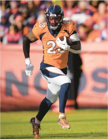  ?? DAVID ZALUBOWSKI/AP ?? Running back Latavius Murray thought his career was over. The Broncos gave him a shot, and he’s off and running.