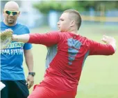  ??  ?? Como parte de su trabajo físico, Vázquez suelta su brazo. Lo observa José Cruz.