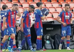  ??  ?? Tristeza el Eibar tras consumarse el descenso el domingo en Mestalla.