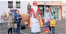 ?? FOTO: ANGELIKA FRÖHLING ?? Horst Cönen als St. Martin stattete mit einer kleinen Delegation dem Altenheim Gerricusst­ift in Gerresheim einen Besuch ab.