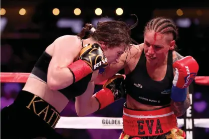 ?? FOTO: LEHTIKUVA–AFP / AL BELLO ?? Katie Taylor vann VM-titelmatch­en mot Eva Wahlström genom ett enhälligt domslut.