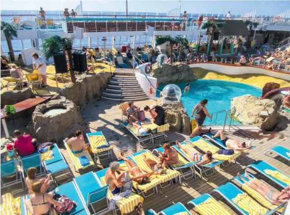  ??  ?? Oben: Pooldeck der Aidaaura. Nach dem Werftaufen­thalt im Frühjahr wird das Deck neu gestaltet. Die Felsattrap­pen werden entfernt und der Pool erneuert. Für Open-air-shows (rechts) gibt es dann mehr Platz – und auch für Sonnenlieg­en. Unten: Thunfisch an Bord. Der 55 Kilo-trumm ist Stargast des Barbeque an Tag 5 der Reise.