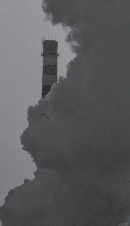  ?? REUTERS ?? The sun sets next to a smokestack from a coal-burning power station in Beijing.