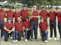  ?? FOTO: AP ?? Davis Love
III, capitán USA, con sus 12 jugadores y la copa