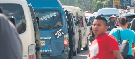  ?? FOTO: MELVIN CUBAS ?? FLOTA. En San Pedro Sula circulan 1,500 unidades, entre buses grandes y microbuses.
