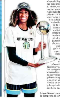  ?? // ABC ?? Astour Ndour, con el trofeo de campeona de la WNBA