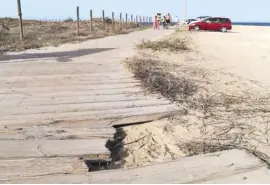  ?? Photo: D Jones ?? La Mata boardwalk has been rotting for a decade