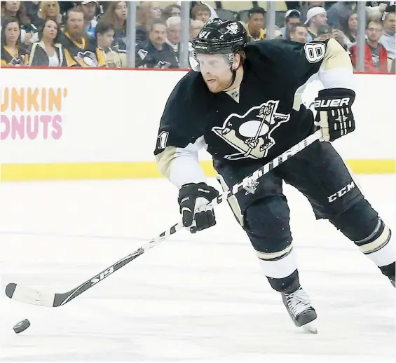  ??  ?? Phil Kessel, qui porte maintenant les couleurs des Penguins de Pittsburgh, était de retour hier à Toronto, où il a joué pendant six saisons avec les Maple Leafs.