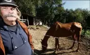  ?? (Photo Ph. Arnassan) ?? Pierre Grimaud, à la tête de « La Carriole », assume la maigreur de certains chevaux et avance ses explicatio­ns.