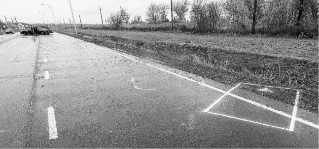  ?? Da
ve Sidawa
y / Postmedia News ?? Markings on du Sèminaire Street in Saint-Jean-sur-Richelieu on Tuesday indicate the location of police cars at the scene where Laval police chased
a man and shot him dead after he emerged from a car that had flipped over. A patrol officer at the scene...