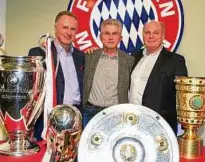  ??  ?? Jupp Heynckes (Mitte)  mit Karl-Heinz Rummenigge (l.) und Uli Hoeneß. Foto: Marc Müller/dpa