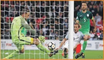  ??  ?? Harry Kane anota el agónico gol que le dio el boleto a Inglaterra, ayer contra Eslovenia