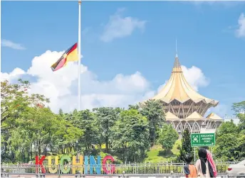  ?? — Photo by Chimon Upon ?? The giant Sarawak flag at Dataran Ibu Pertiwi, across Kuching Waterfront, is flown at half-mast in honour of Taib.