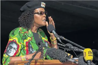  ?? JEKESAI NJIKIZANA/AFP-2/6/2017 ?? Ajuda. Governo da África do Sul concedeu imunidade e livrou Grace Mugabe de processo