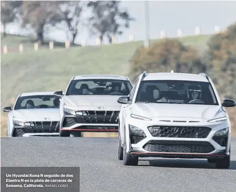  ?? /RAFAEL CORES ?? Un Hyundai Kona N seguido de dos Elantra N en la pista de carreras de Sonoma, California.