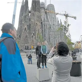  ?? AFP ?? Foto. Turistas frente a la Basílica de la Sagrada Familia en Barcelona.