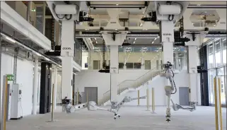 ??  ?? Das Robotic Fabricatio­n Laboratory: Vier ABB-Roboter können Objekte mit der Genauigkei­t von einem halben Millimeter an jedem beliebigen Ort im Raum platzieren.