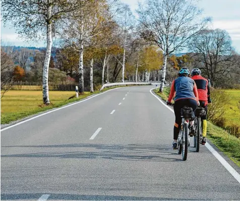  ?? Foto: Thorsten Jordan ?? Bekommen Radfahrer an der Birkenalle­e zwischen Dießen und Fischen vielleicht doch noch ihren eigenen Weg? Das Staatliche Bauamt in Weilheim soll jetzt jedenfalls neue Pläne für einen solchen Radweg erarbeiten.