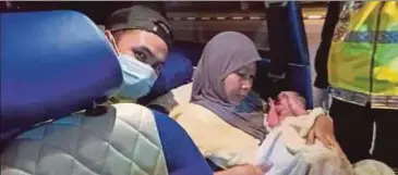  ?? PIC COURTESY OF POLICE ?? A couple sitting in their car with their newborn baby at a roadblock at the KuchingSam­arahan Expressway on Thursday.