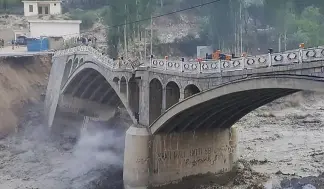  ?? ?? The bridge in Pakistan collapsed due to flooding.