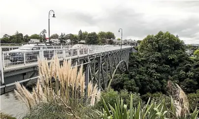  ?? CHRISTEL YARDLEY/
STUFF ?? The Victoria St Bridge was constructe­d in 1905 and links Cambridge with Leamington over the Waikato River.