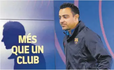  ?? Alejandro García / Efe ?? Xavi, ahir, entrant a la sala de premsa de la ciutat esportiva del Barça a Sant Joan Despí.