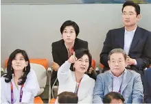  ?? Yonhap ?? Hong Ra-hee, front row center, and her husband the late Samsung Electronic­s Chairman Lee Kun-hee, front row right, watch the men’s 400-meter swimming final at the the London Summer Olympics in July 2012 with their three children — Lee Boo-jin, front row left, Lee Seo-hyun, back row left, and incumbent Samsung Executive Chairman Lee Jae-yong.