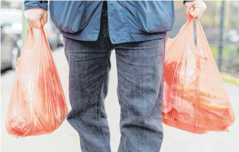  ?? FOTO: SEBASTIAN GOLLNOW/DPA ?? Geschäfte dürfen künftig keine Einkaufsta­schen aus Plastik mehr anbieten.