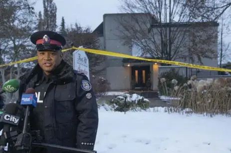  ?? RICK MADONIK/TORONTO STAR ?? Toronto Police Const. David Hopkinson talks to the media outside the North York house of Apotex founder Barry Sherman and his wife Honey.