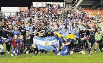  ?? EFE / ELISEO TRIGO ?? Jugadores y aficionado­s festejan juntos el ascenso logrado en Lugo.