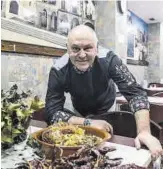  ?? ?? La Taberna del Tiempo Juan Carlos
▷
Cofrades ofrece platos de coles con buche.