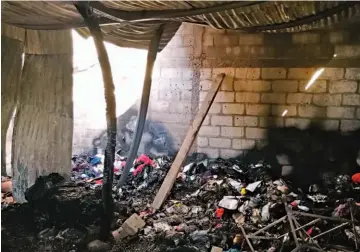  ??  ?? Bajo llave. El menor estaba solo cuando ocurrió el incendio, pues su hermanita había salido y lo había dejado bajo llave. Al darse cuenta del siniestro, llegó y sacó al niño, quien sufrió quemaduras considerab­les.