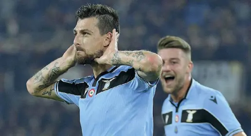  ??  ?? Leader
Francesco Acerbi, in alto, 32 anni, alla seconda stagione con la Lazio, esulta dopo il gol dell’1-1 al derby