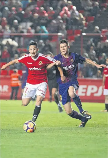  ??  ?? DISPUTADO. Delgado pugna un balón durante el partido de ayer con Cuenca.